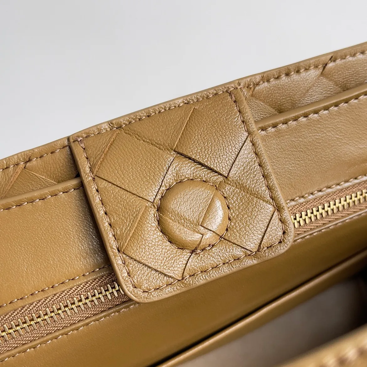 The 2023 new Andiamo batch of 1860 BV has been shipped‼ ️Really popular🔥The new Andiamo woven handbag launched by Bottega Veneta this season is really popular all over the world! ! Celebrities at home and abroad have worn it, and Oscar-winning actress Michelle Yeoh has taken it out on the street. Song Jia, Trai Yara, Yu Feihong, Sanji Ayaka, Rosie Hunting-Whiteley, Yoshioka Riho, etc. have all picked up this bag. It is classic and versatile, showing off its temperament, and the bag capacity is also large, which is very convenient for daily commuting! ! A variety of carrying methods, the shoulder straps can be adjusted by yourself, the original lambskin feels soft and delicate, and the neutral style is made to break gender boundaries and bring a more practical and longer-lasting use experience. Andiamo, which has both elegant and casual styles, perfectly interprets the true appearance of "fashionable old money style". Style number: 743568 Size: 25*22*10.5cm